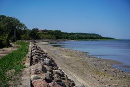 «За каменной стеной»: на берегу Калининградского залива завершили строительство защитного вала