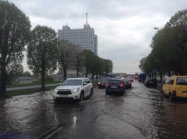 В Калининграде затопило проезжую часть на ул. Пролетарской (фото)