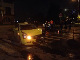 На ул. Черняховского в Калининграде столкнулись мотоцикл и такси