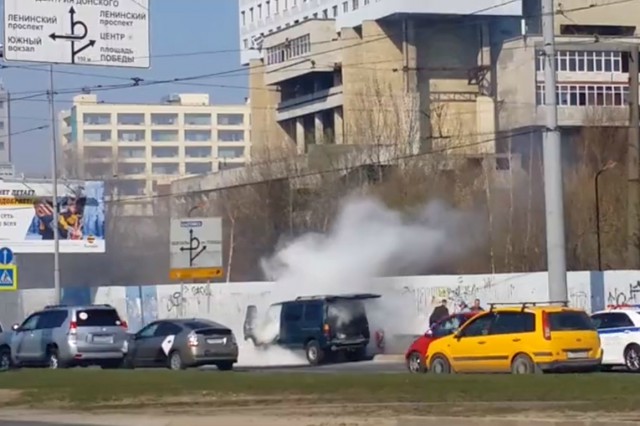 На Московском проспекте в Калининграде загорелся минивэн (видео)