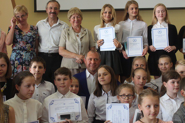 Более 300 калининградских школьников стали обладателями премии «Виват, отличники!»