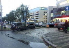 На Московском проспекте «Сузуки» при въезде на парковку сбил 16-летнюю девушку