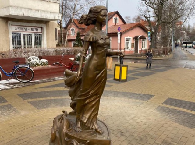 В Зеленоградске установили скульптуру девушки-призрака из романа Грина