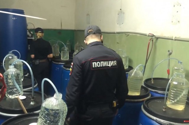 На улице Невского в Калининграде обнаружили кустарный цех по производству алкоголя (видео)