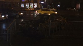 На Ленинском проспекте БМВ протаранил такси: машину отбросило на пешеходное ограждение (видео)