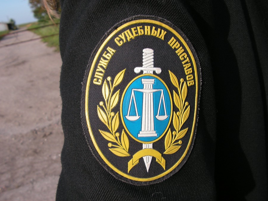 Должник на «БМВ» в Калининграде «подрезал» машину судебных приставов