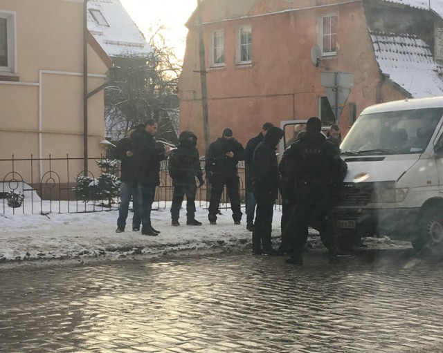 Очевидцы: Люди в масках заблокировали микроавтобус на улице Радищева в Калининграде
