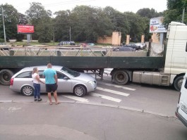 На проспекте Калинина в Калининграде столкнулись легковушка и тягач