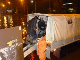 Сотрудники МЧС эвакуируют жителей затопленных домов и привозят продукты питания