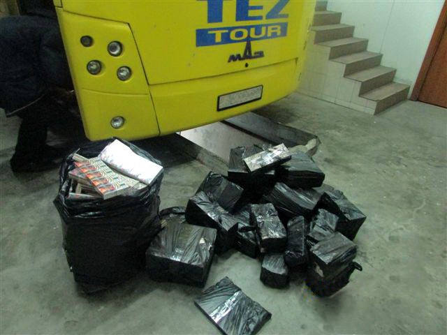 На границе Калининградской области в автобусе обнаружили 50 тысяч контрабандных сигарет  (фото)