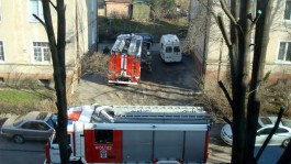 Из-за припаркованных машин спасатели с трудом добрались до места пожара в Калининграде