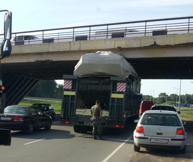 Под мостом на улице Невского в Калининграде застрял военный грузовик: собирается пробка