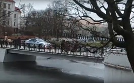 Машина полиции проехала по пешеходному мосту на Нижнем озере (видео)