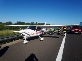 В Польше легкомоторный самолёт совершил аварийную посадку на автодорогу