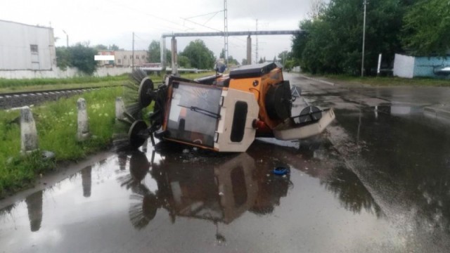 На улице Мусоргского в Калининграде опрокинулась уборочная машина: пострадал водитель
