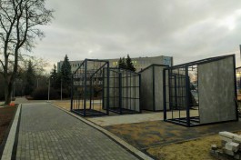 У Дома профсоюзов в Калининграде устанавливают палатки для торговцев янтарём (фото)