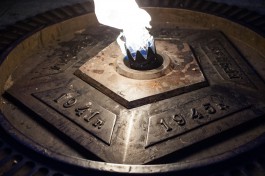 &laquo;Пытались прикурить и украли цветы&raquo;: в Калининграде завели уголовное дело из-за осквернения воинского захоронения