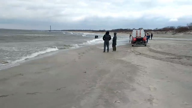 Очевидцы: В Балтийске рыбак выпал из лодки и утонул (видео)