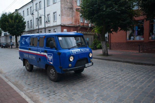 В Калининграде суд запретил «Почте России» грузить отправления через люковое окно во дворе дома