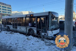 В центре Калининграда автобус врезался в ограждение и световую опору: пострадали пять человек (фото)