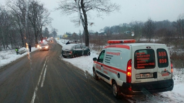 На трассе Светлогорск — Калининград столкнулись три автомобиля: есть пострадавшие (фото)