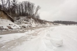 «Снежная гладь»: у побережья вблизи игорной зоны в посёлке Куликово замёрзло море (фото)