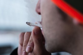 В МЧС заявили, что новые правила не запрещают курить на балконах