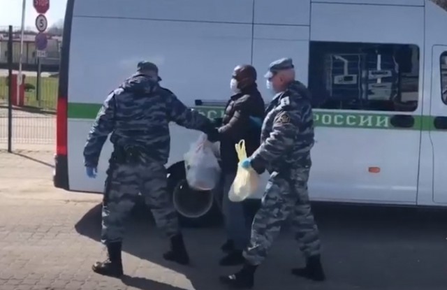 Из Калининградской области экстрадировали в Польшу афериста из Камеруна (видео)