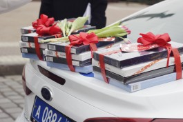 «За рулём и с цветами»: как сотрудники ГИБДД поздравляли женщин в Калининграде (фото)