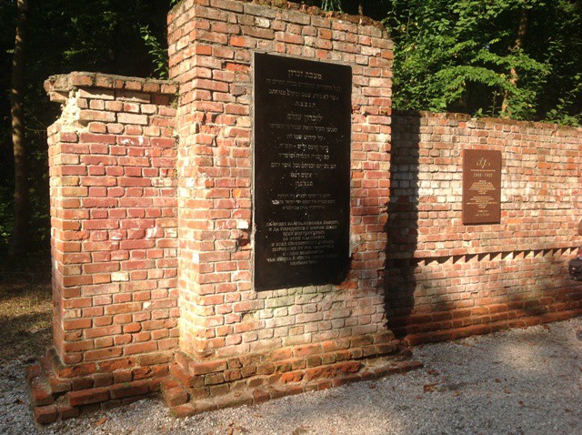 Еврейская община хочет защитить от застройки кладбище на Литовском валу 