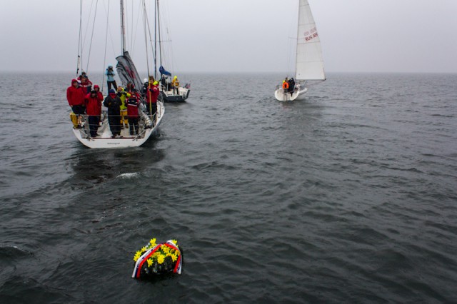 «По морям, по волнам»: возложение венков павшим героям в Балтийском море (фото)