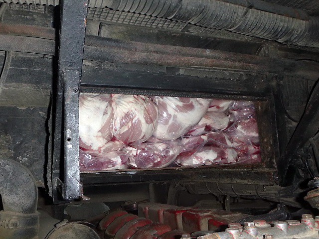 Пассажир автобуса пытался ввезти в регион 800 кг свинины из Польши (фото)