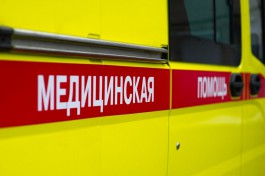 На улице Дзержинского в Калининграде женщина с полуторагодовалым ребёнком провалилась в колодец