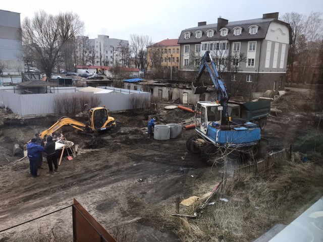 Из-за аварии на водопроводе в Балтийске затопило двор дома (фото)