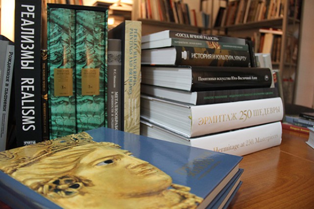 Эрмитаж подарил Калининградской художественной галерее более 200 редких книг