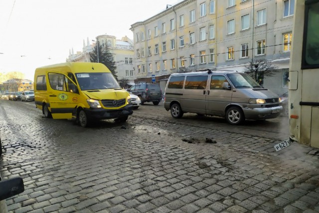 На проспекте Мира в Калининграде маршрутка врезалась в пассажирский автобус 