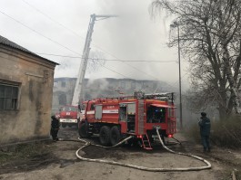 На Советском проспекте в Калининграде загорелось заброшенное здание: движение перекрыто
