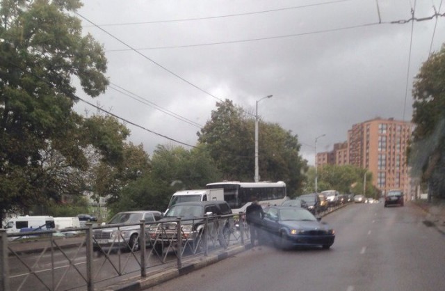 На ул. Горького в Калининграде БМВ пробил разделительный забор и вылетел на встречку