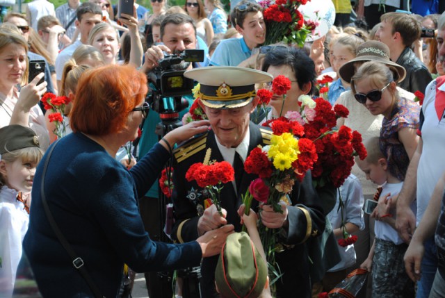 «Спасибо за Победу»: калининградцы поздравили ветерана, который не смог пойти на парад (фото)
