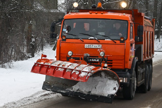 В Калининградской области более 100 единиц техники чистили дороги от снега