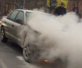 На улице Гагарина в Калининграде загорелась машина (видео)