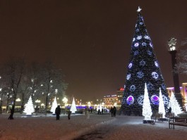На площади Победы в Калининграде включили новогоднюю музыку