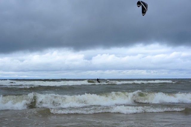 В районе городского пляжа в Зеленоградске спасли двух серфингистов