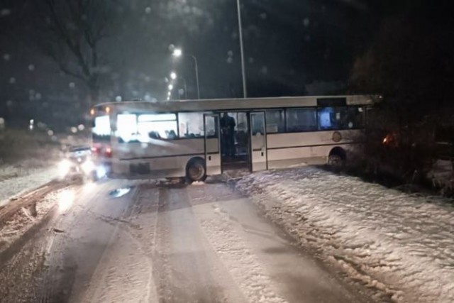 На окраине Калининграда рейсовый автобус вылетел в кювет и перегородил дорогу