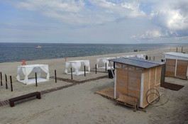 На центральном пляже в Балтийске обнаружили разлив нефтепродуктов