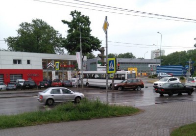 Очевидец опубликовал видео ДТП с рейсовым автобусом на улице Гагарина в Калининграде (видео)