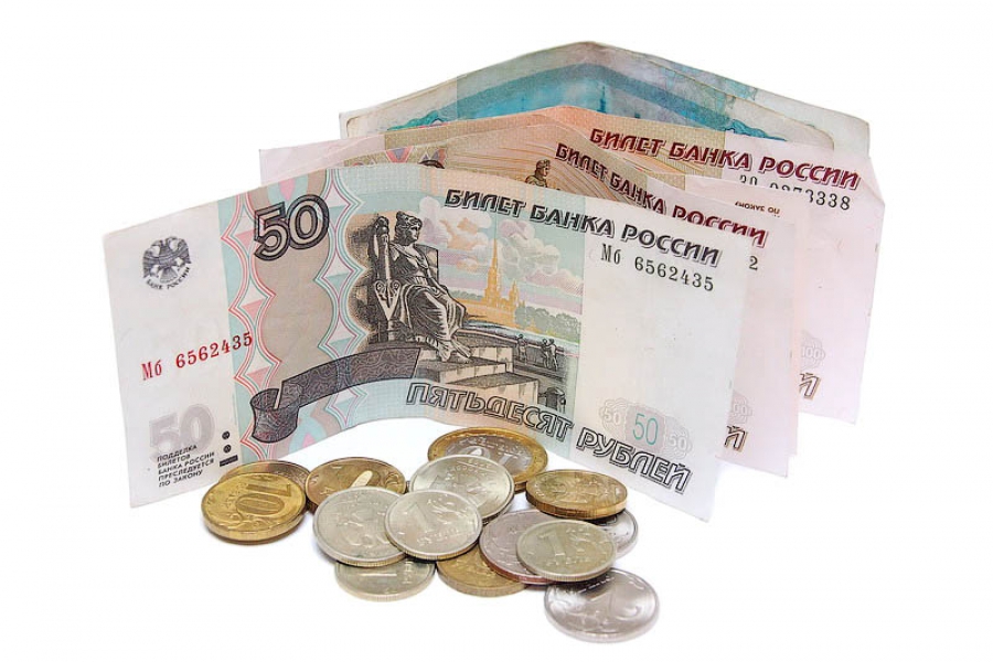 В начале рабочей недели рубль подешевел к доллару и евро
