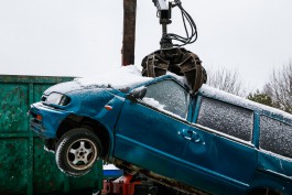 «Разберут на металл»: в Калининграде начали утилизировать брошенные автомобили