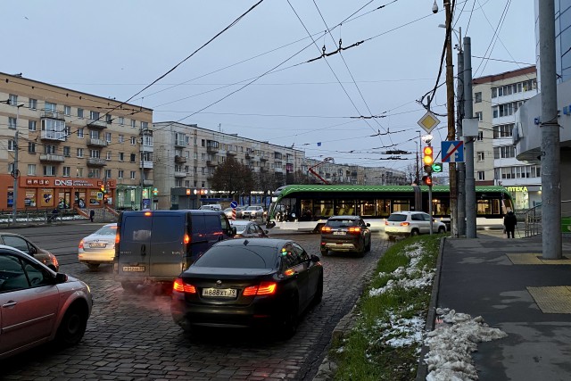 «Переход в два такта»: на перекрёстке Ленинского проспекта и Багратиона изменили режим работы светофора