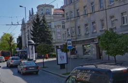 На проспекте Мира в Калининграде на двух прохожих упало крепление остановки